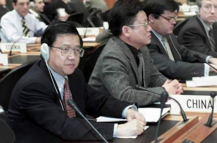 2001年12月19日，中國外經(jīng)貿(mào)部首席談判代表龍永圖(左一)等6名中國政府代表首次以正式成員身份出席世貿(mào)會議。.png