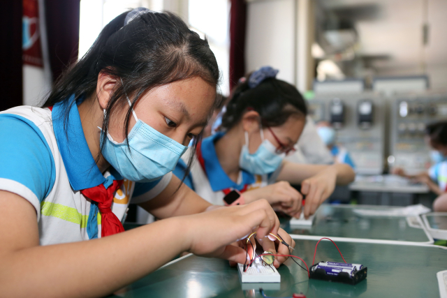 中小學生體驗職教魅力1 中小學生體驗職教魅力1