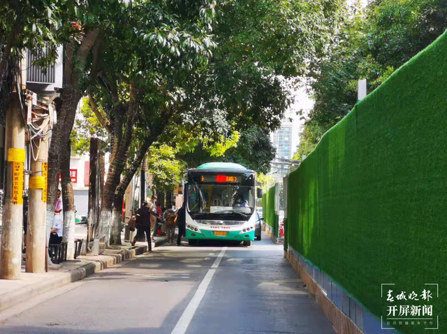 昆明市中心這個交叉路口圍擋300多米，工地卻無施工公示…… 春城晚報-開屏新聞記者 張勇 攝影報道