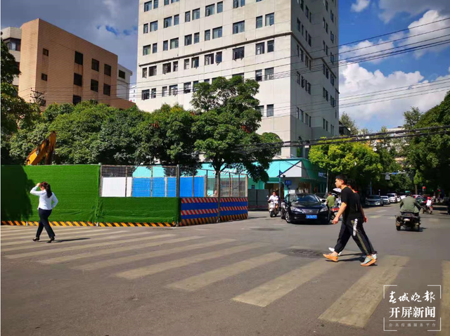 昆明市中心這個交叉路口圍擋300多米，工地卻無施工公示…… 春城晚報-開屏新聞記者 張勇 攝影報道