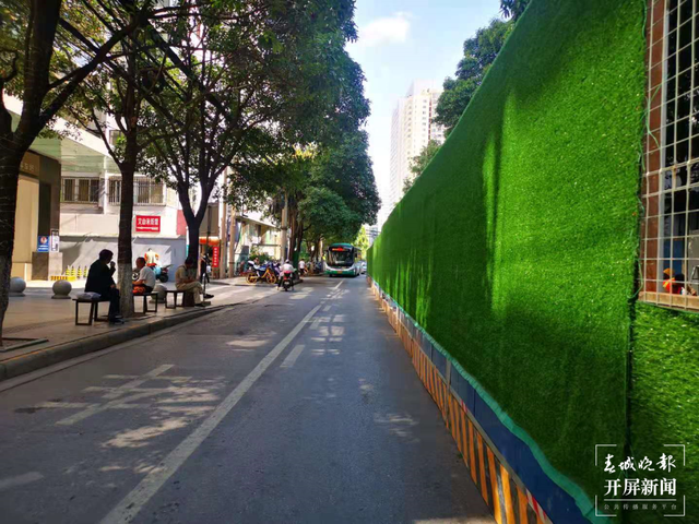 昆明市中心這個交叉路口圍擋300多米，工地卻無施工公示…… 春城晚報-開屏新聞記者 張勇 攝影報道