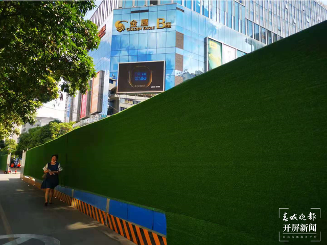 昆明市中心這個交叉路口圍擋300多米，工地卻無施工公示…… 春城晚報-開屏新聞記者 張勇 攝影報道