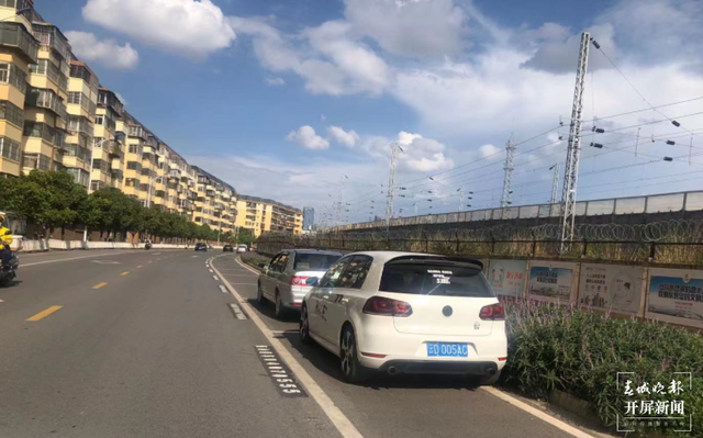 昆明清理原有路內(nèi)泊位39674個(gè)，家門口的路變寬了…… 春城晚報(bào)-開(kāi)屏新聞?dòng)浾?劉嘉 攝影報(bào)道