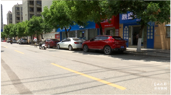 昆明清理原有路內(nèi)泊位39674個(gè)，家門口的路變寬了…… 春城晚報(bào)-開(kāi)屏新聞?dòng)浾?劉嘉 攝影報(bào)道