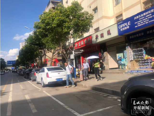 昆明清理原有路內(nèi)泊位39674個(gè)，家門口的路變寬了…… 春城晚報(bào)-開(kāi)屏新聞?dòng)浾?劉嘉 攝影報(bào)道
