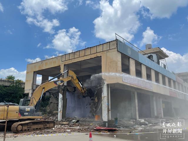 約6000平方米，官渡街道依法強(qiáng)制拆除一違法建筑（記者 羅宗偉 通訊員 熊艷琳 攝影報(bào)道）