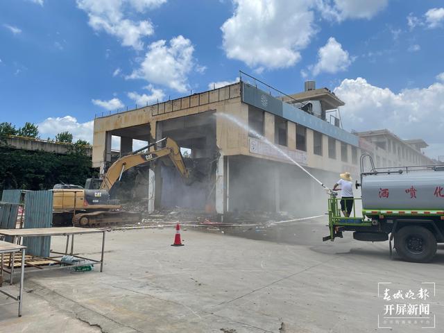 約6000平方米，官渡街道依法強(qiáng)制拆除一違法建筑（記者 羅宗偉 通訊員 熊艷琳 攝影報(bào)道）