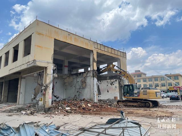 約6000平方米，官渡街道依法強(qiáng)制拆除一違法建筑（記者 羅宗偉 通訊員 熊艷琳 攝影報(bào)道）