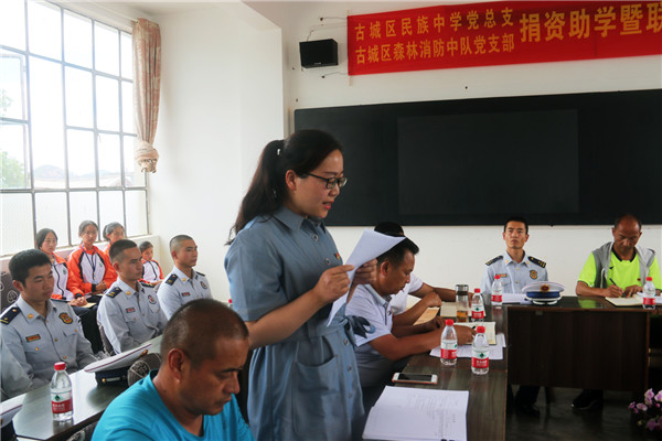 教師黨員代表分享光榮傳統(tǒng)故事。木曉東攝