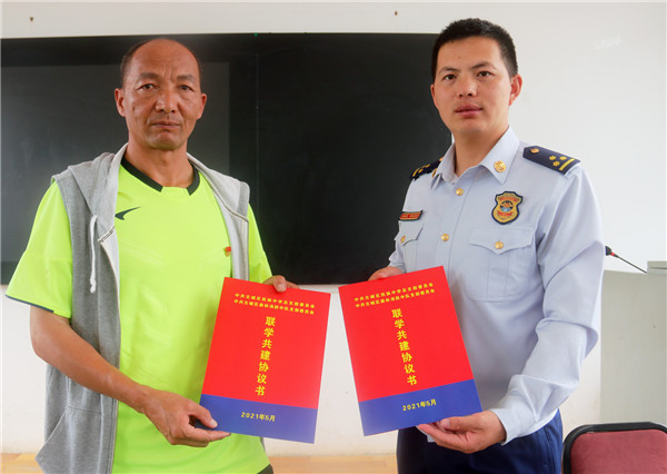 簽訂《聯(lián)學(xué)共建協(xié)議書》。木曉東攝