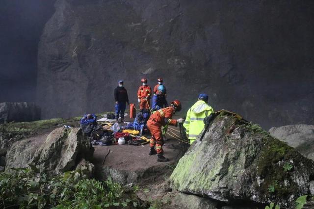 女子洞穴探險(xiǎn)被困1天，昭通消防連夜救援?。ㄏ拦﹫D）