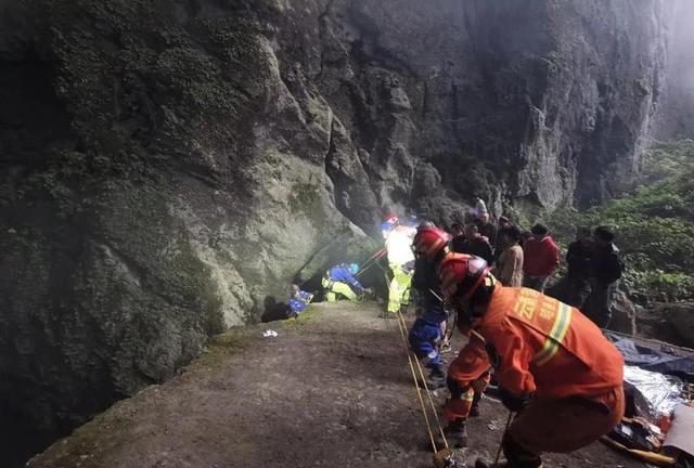 女子洞穴探險(xiǎn)被困1天，昭通消防連夜救援！（消防供圖）