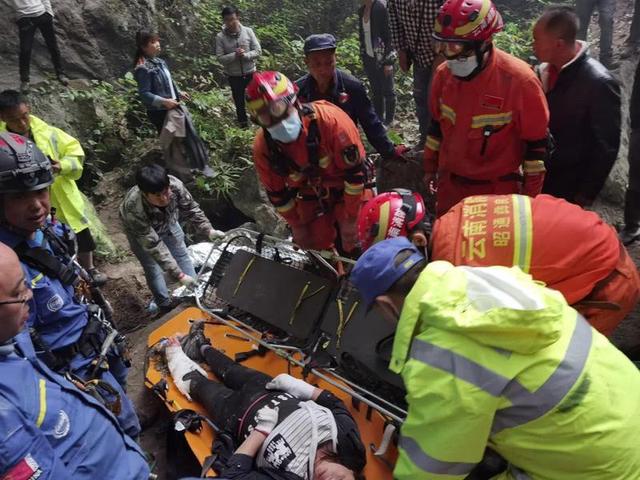 女子洞穴探險(xiǎn)被困1天，昭通消防連夜救援?。ㄏ拦﹫D）