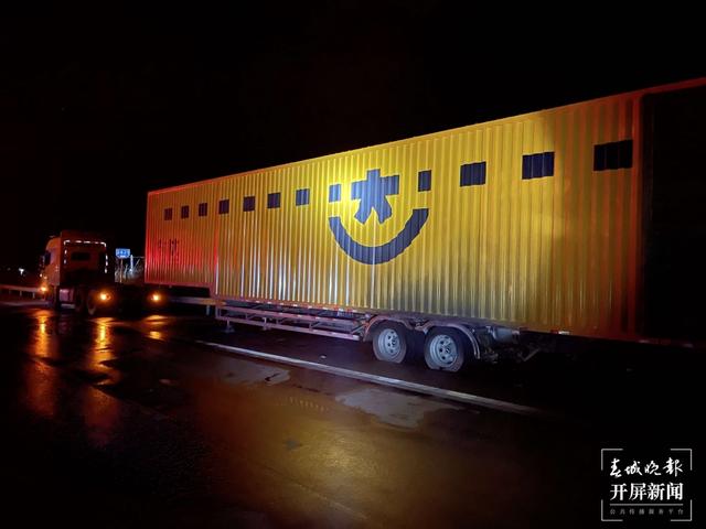 你的快遞可能被燒了！大理一貨車(chē)起火，上面有一車(chē)快遞......（春城晚報(bào)-開(kāi)屏新聞秦蒙琳攝影報(bào)道）