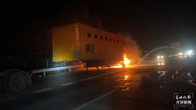 你的快遞可能被燒了！大理一貨車(chē)起火，上面有一車(chē)快遞......（春城晚報(bào)-開(kāi)屏新聞秦蒙琳攝影報(bào)道）