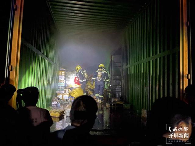 你的快遞可能被燒了！大理一貨車(chē)起火，上面有一車(chē)快遞......（春城晚報(bào)-開(kāi)屏新聞秦蒙琳攝影報(bào)道）