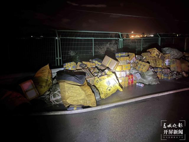 你的快遞可能被燒了！大理一貨車(chē)起火，上面有一車(chē)快遞......（春城晚報(bào)-開(kāi)屏新聞秦蒙琳攝影報(bào)道）