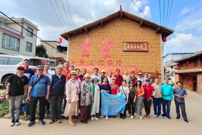 參與活動的彩龍網(wǎng)友合影。記者 張薇攝
