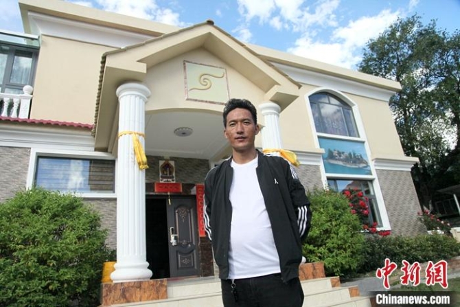 近日，37歲的藏族青年拉巴次仁在西藏自治區(qū)林芝市巴宜區(qū)八一鎮(zhèn)巴吉村的家里接受<a target='_blank' href='http://www.chinanews.com/'>中新社</a>記者采訪。他表示，近年村里開始實行土地租金分紅，家庭收入增加了約兩倍，現在年收入大概70萬元人民幣，生活條件變化很大。 <a target='_blank' href='http://www.chinanews.com/'>中新社</a>記者 陳小愿 攝