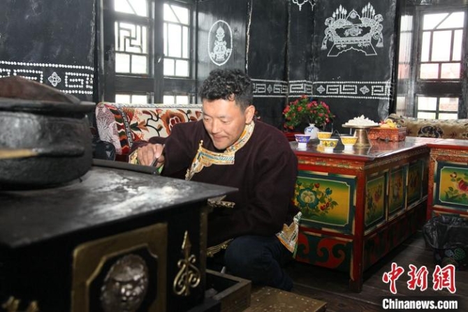 近日，35歲的藏族青年巴登在西藏自治區(qū)林芝市巴宜區(qū)魯朗鎮(zhèn)扎西崗村的家里接受<a target='_blank' href='http://www.chinanews.com/'>中新社</a>記者采訪。<a target='_blank' href='http://www.chinanews.com/'>中新社</a>記者 陳小愿 攝 　