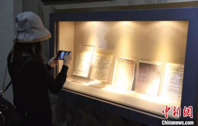 圖為游客正在參觀中原突圍紀(jì)念館 張暢 攝