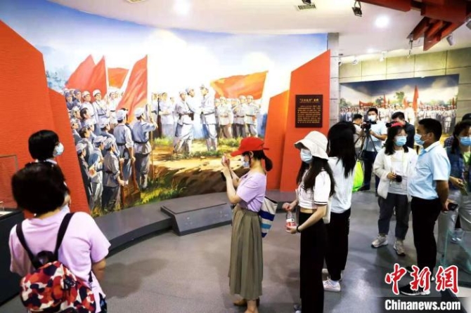 圖為游客正在參觀中原突圍紀(jì)念館 張暢 攝