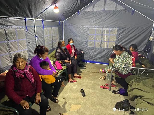 最新通報(bào)！盈江地震造成135間房屋受損，無(wú)人員傷亡（圖據(jù)@直播德宏）