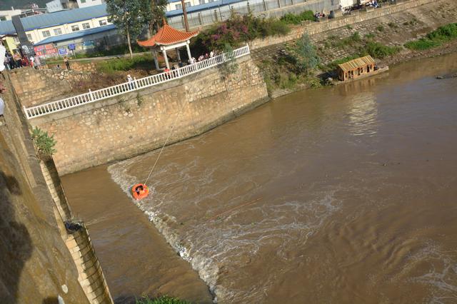 昆明兩少年南盤江劃皮艇游玩遇險(xiǎn)，宜良消防緊急救援（消防供圖）