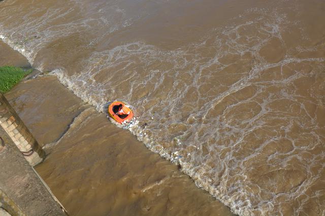 昆明兩少年南盤江劃皮艇游玩遇險(xiǎn)，宜良消防緊急救援（消防供圖）