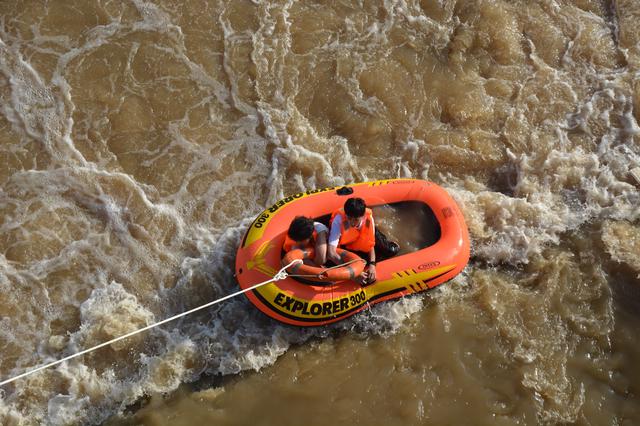 昆明兩少年南盤江劃皮艇游玩遇險(xiǎn)，宜良消防緊急救援（消防供圖）