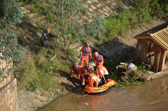 昆明兩少年南盤江劃皮艇游玩遇險(xiǎn)，宜良消防緊急救援（消防供圖）