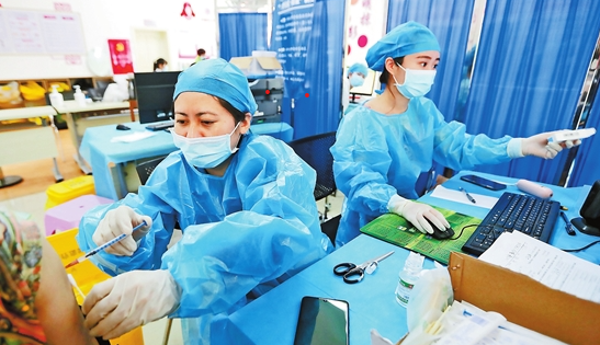 昆明市：醫(yī)護(hù)人員堅(jiān)守疫苗接種崗位