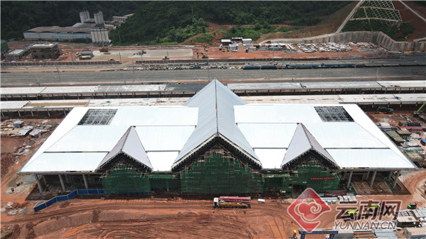 中老鐵路國門站-磨丁車站金屬屋面施工全面完成1