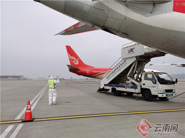 端午節(jié)出入境貨機數(shù)量激增 昆明邊檢站24小時值守靠前服務2