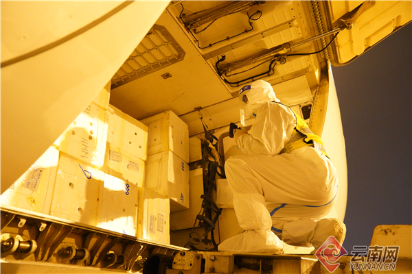 端午節(jié)出入境貨機數(shù)量激增 昆明邊檢站24小時值守靠前服務3