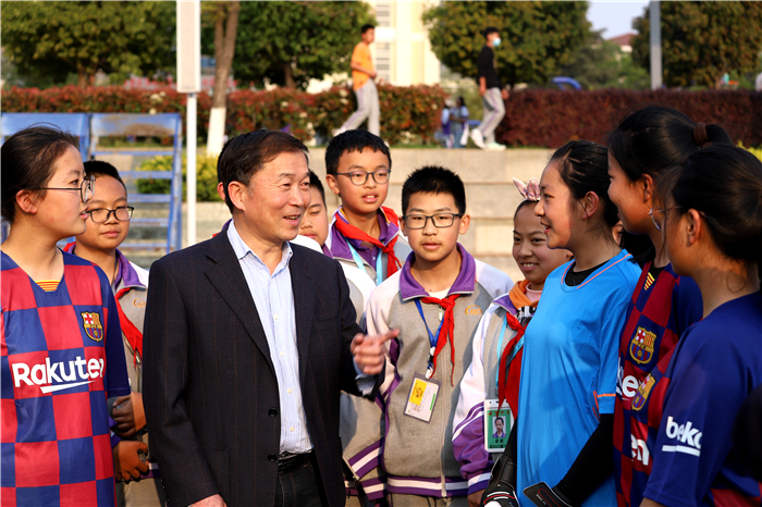 何校長與學生交流 (22)