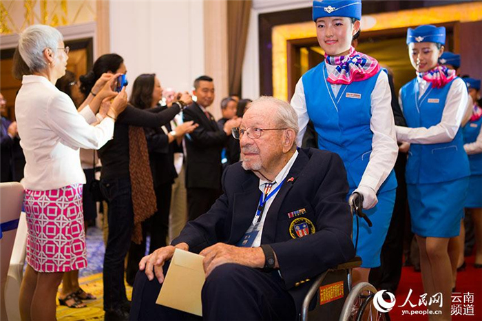 我?？粘藢W(xué)子接待美國(guó)飛虎隊(duì)老兵