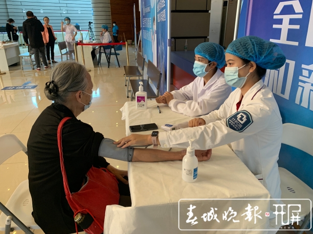 昆明市體育館臨時接種點全力備戰(zhàn)新冠疫苗“第二針”(艾子文 攝影報道)