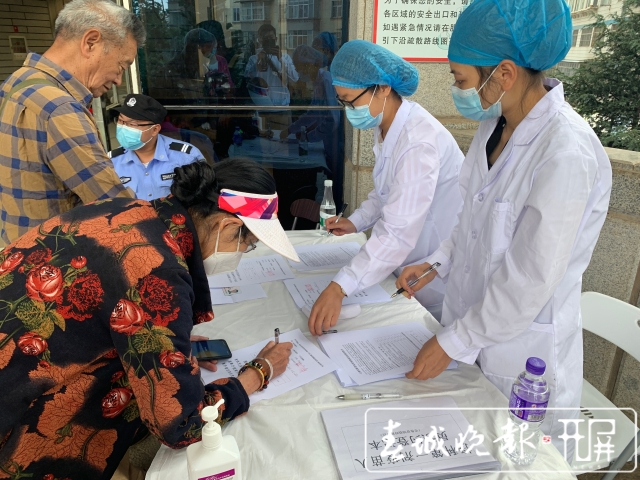 昆明市體育館臨時接種點全力備戰(zhàn)新冠疫苗“第二針”(艾子文 攝影報道)