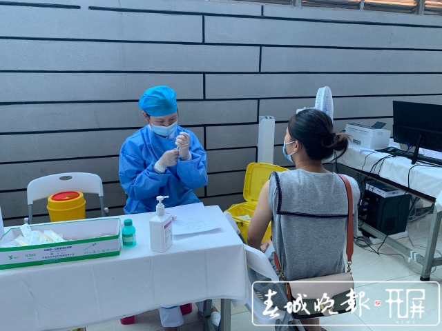昆明市體育館臨時接種點全力備戰(zhàn)新冠疫苗“第二針”(艾子文 攝影報道)