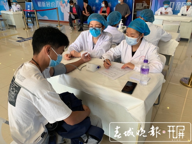 昆明市體育館臨時接種點全力備戰(zhàn)新冠疫苗“第二針”(艾子文 攝影報道)