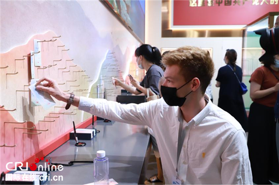 網(wǎng)紅博主打卡魔都 聆聽“當紅”地標里的上海故事 網(wǎng)紅博主打卡魔都 聆聽“當紅”地標里的上海故事_fororder_圖片1_副本