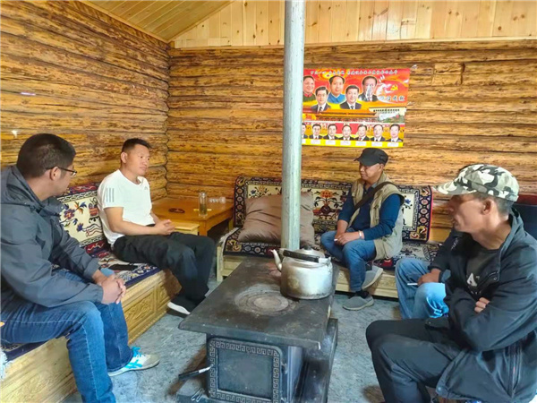 保和鎮(zhèn)黨委書記李光明到臘八底村了中藥材產(chǎn)業(yè)發(fā)展情況。楊洪程