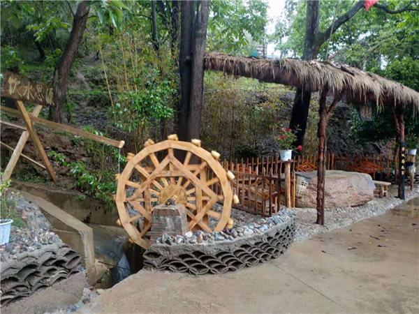 拉河柱村老鴉樹群眾自建的“頌恩亭”。楊洪程