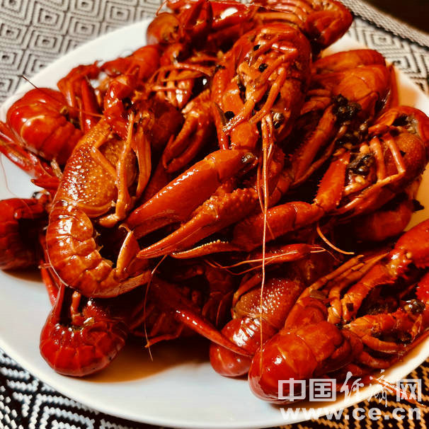 吃小龍蝦時(shí)盡量少喝啤酒 過(guò)敏性體質(zhì)人群謹(jǐn)慎食用