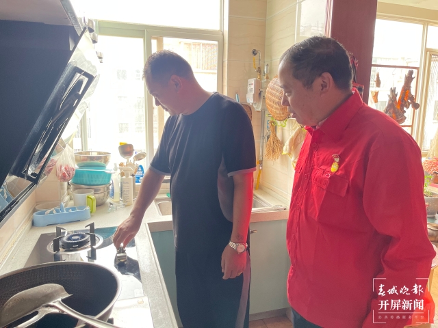 昆明今年上半年7000余戶通上天然氣 張?zhí)镱?攝