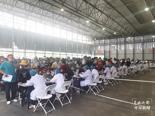 晚上不“打烊”，隨到隨打！昆明最大疫苗接種點(diǎn)正式啟用 春城晚報-開屏新聞記者 羅宗偉 通訊員 甘露 郭武輝 攝影報道