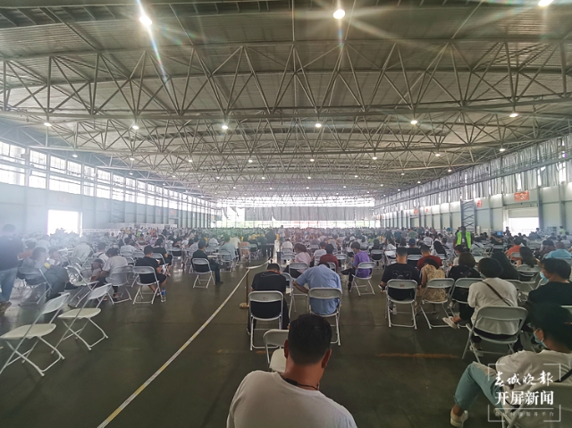 晚上不“打烊”，隨到隨打！昆明最大疫苗接種點(diǎn)正式啟用 春城晚報-開屏新聞記者 羅宗偉 通訊員 甘露 郭武輝 攝影報道