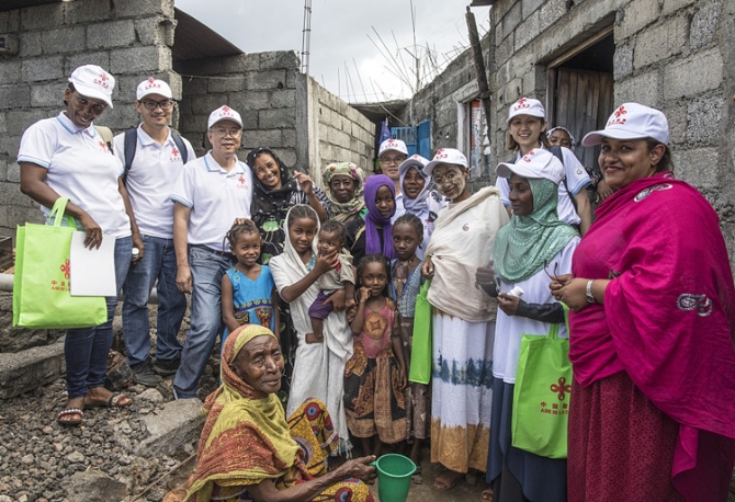廣東青蒿素抗瘧團(tuán)隊(duì)與非洲民眾合影_副本.jpg