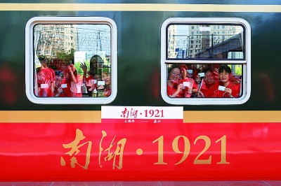 浙江嘉興:百年車站迎來紅色旅游列車 浙江嘉興:百年車站迎來紅色旅游列車
